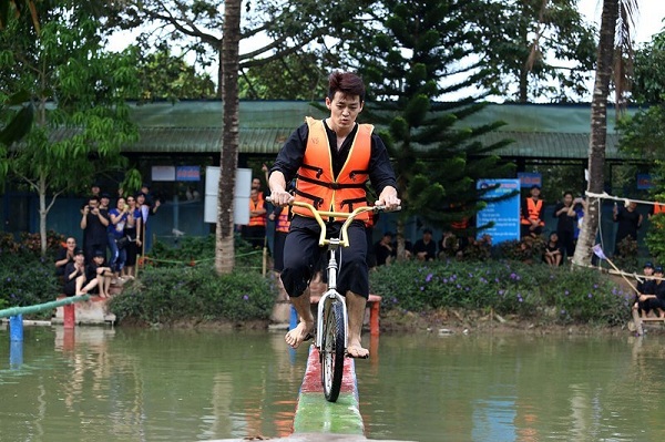 6-activites-a-ne-pas-rater-dans-le-delta-du-mekong-passage-a-velo-sur-un-pont-de-singe