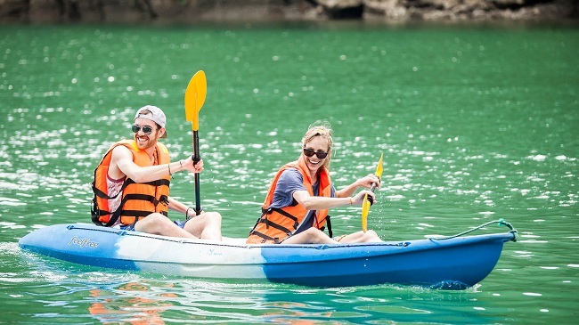 kayaking-a-halong