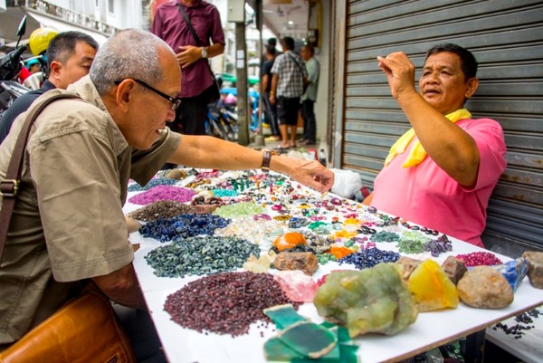 le-marche-des-pierres-semi-precieuses-de-luc-yen1
