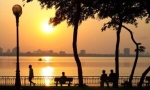 Voyage au Vietnam: Découverte du lac de l’Ouest en voiture électrique