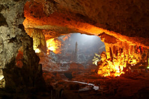 Grotte des Surprises, l’une des plus grandes et plus belles grottes de la baie de Ha Long