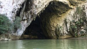Le Lac de Ba Be: Un Joyau Naturel du Vietnam