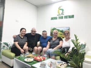 Photo de groupe avec touristes souriants à l'intérieur de l'agence Agenda Tour Vietnam.
