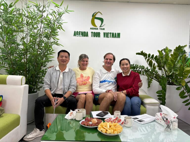 Photo de groupe avec clients et guide touristique à l'agence.