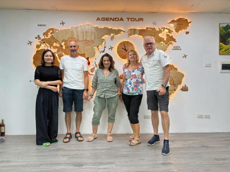 Photo de groupe devant la carte du Vietnam chez Agenda Tour.