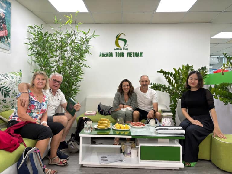 Voyageurs accueillis chez Agenda Tour Vietnam, agence de voyages spécialisée au Vietnam.