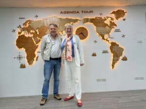 Balade en groupe devant une carte du monde Agenda Tour Vietnam.