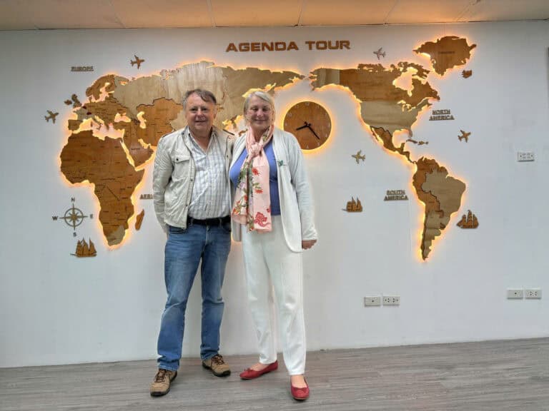 Balade en groupe devant une carte du monde Agenda Tour Vietnam.