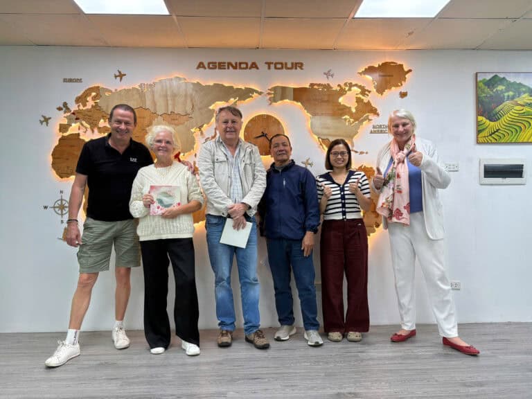 Voyage Vietnam avec Agenda Tour - groupe de touristes devant une carte du monde.