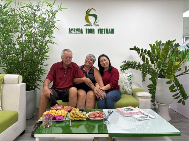 Voyage en famille avec des clients à Agenda Tour Vietnam, découvrant la culture et les paysages du V.