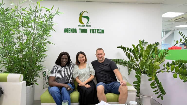 Photo de touristes souriants dans le bureau d'Agenda Tour Vietnam.