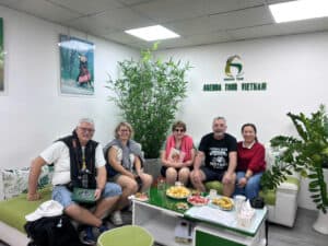 Photo de groupe de touristes à l'intérieur de l'agence de voyage Agenda Tour Vietnam.