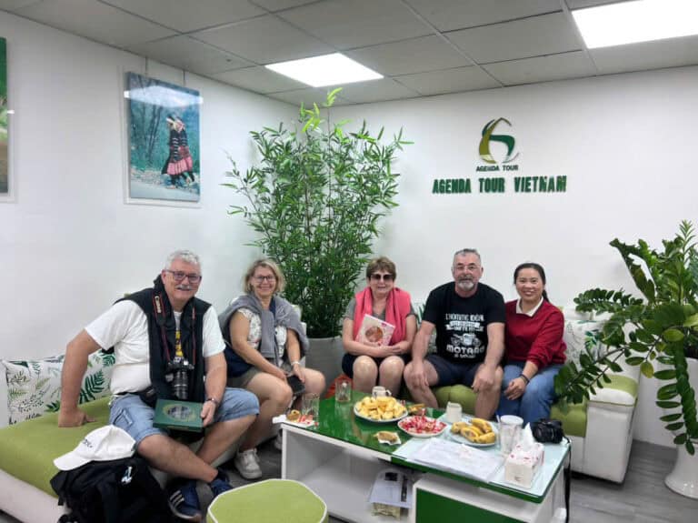 Photo de groupe de touristes à l'intérieur de l'agence de voyage Agenda Tour Vietnam.
