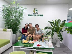 Photo de clients souriants dans le bureau d'Agenda Tour Vietnam.