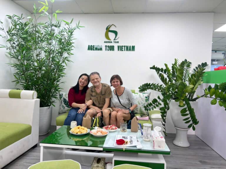 Photo de clients souriants dans le bureau d'Agenda Tour Vietnam.