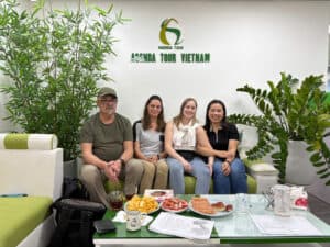 Groupe de touristes souriants lors d'une réunion chez Agenda Tour Vietnam.