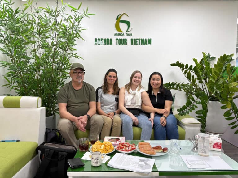 Groupe de touristes souriants lors d'une réunion chez Agenda Tour Vietnam.