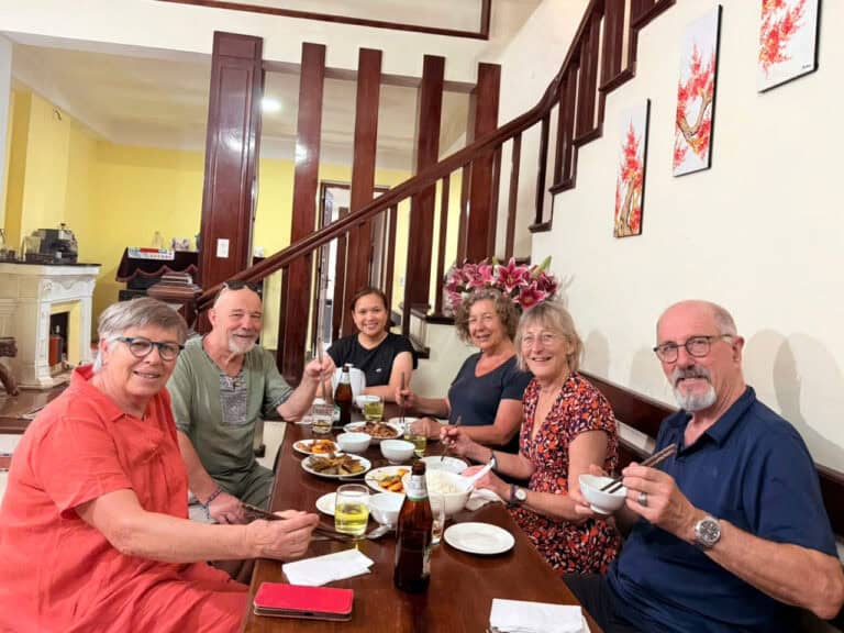 Balade gourmande à Hanoi avec un groupe de touristes souriants.