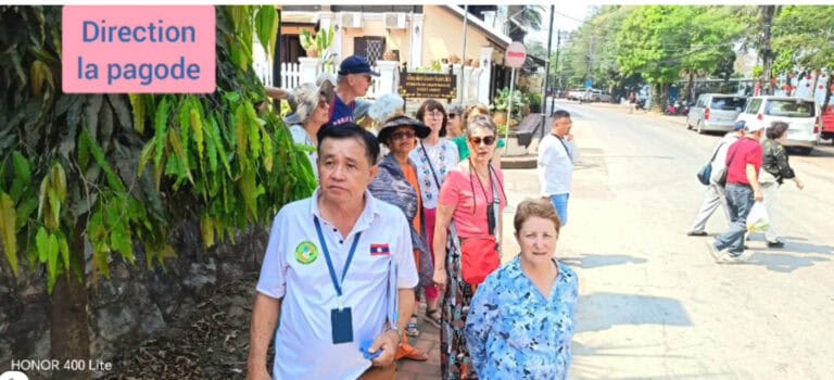 Groupe de touristes en visite guidée vers la pagode à Vietnam.