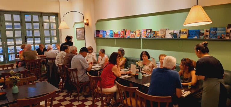 Photo d'un restaurant animé avec des voyageurs dégustant des plats locaux.