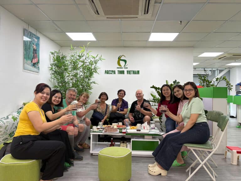 Equipe Agenda Tour Vietnam avec les voyageurs francophone