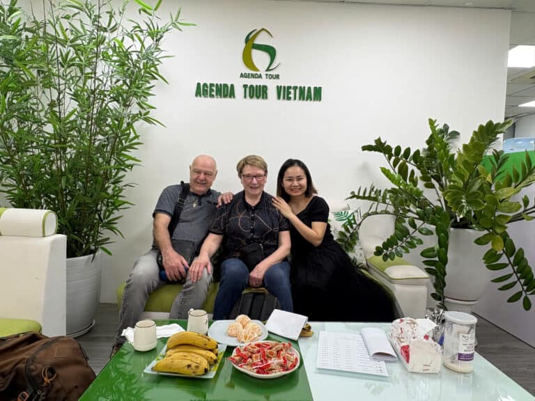 Groupe de touristes souriants à l'accueil d'Agenda Tour Vietnam.