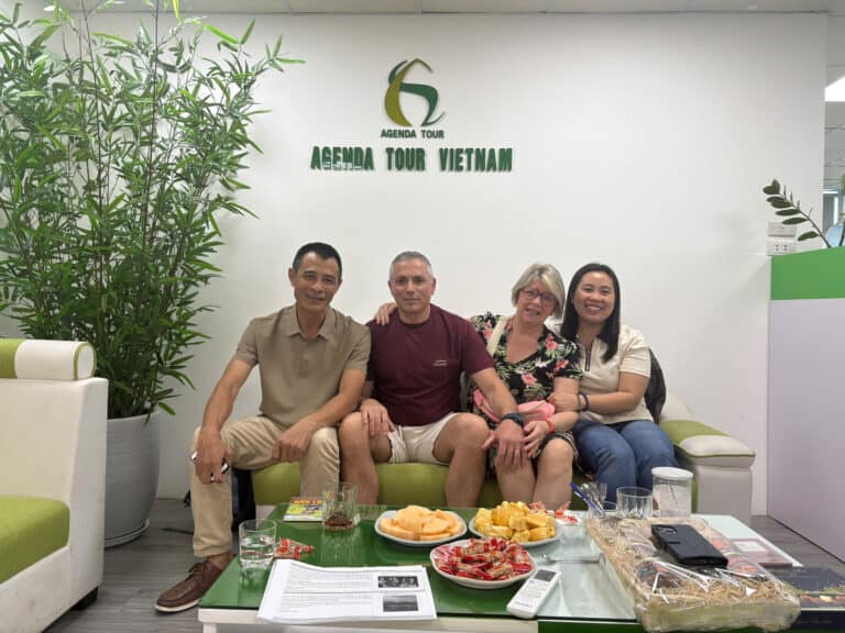 Photo d'un groupe de quatre personnes souriantes dans le bureau d'Agenda Tour Vietnam.