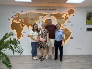 Photo de groupe devant la carte du monde chez Agenda Tour Vietnam.