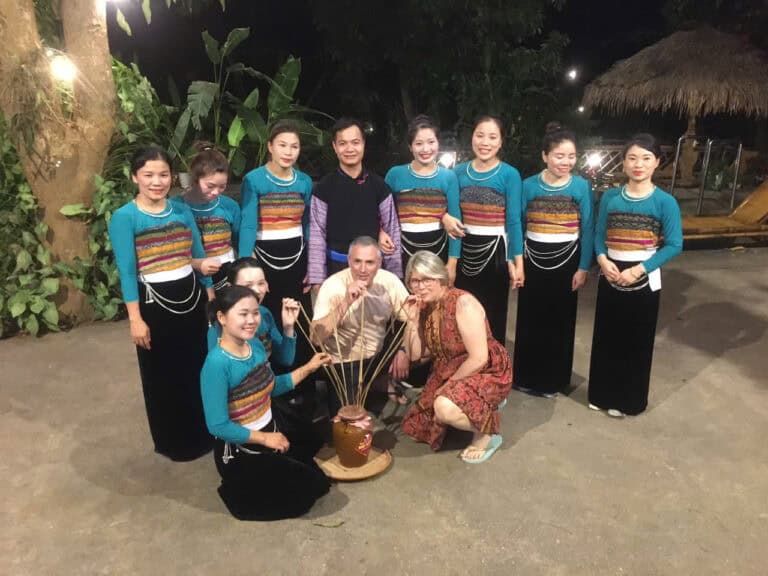 Voyage Vietnam, expérience authentique, groupe de touristes, culture locale, tourisme Vietnam.