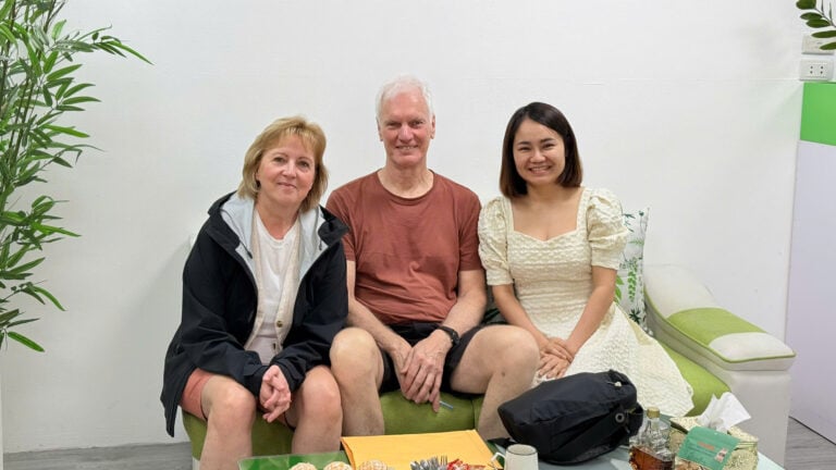 Groupe de touristes souriants lors d'une visite guidée au Vietnam.