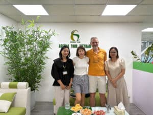 Photo de groupe avec guides et voyageurs à l'accueil de Agenda Tour Vietnam.