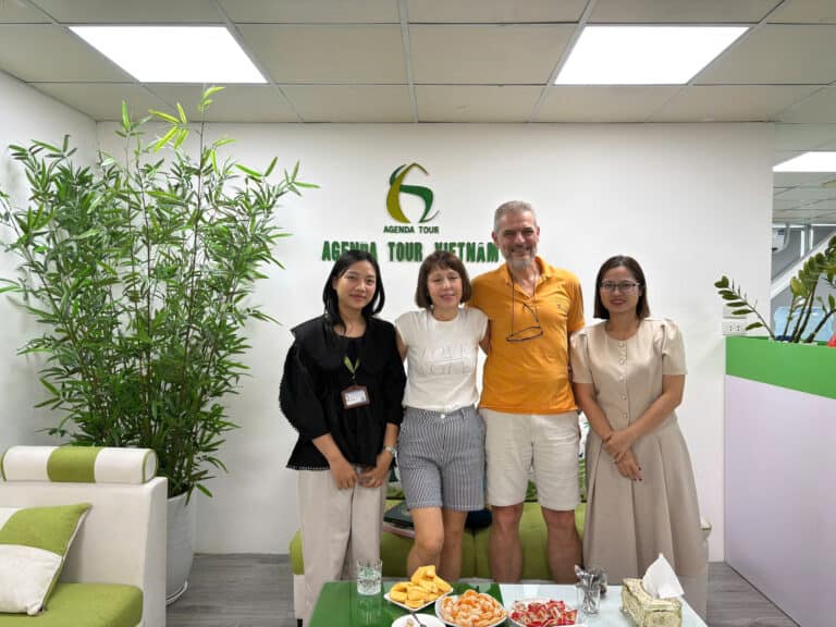 Photo de groupe avec guides et voyageurs à l'accueil de Agenda Tour Vietnam.