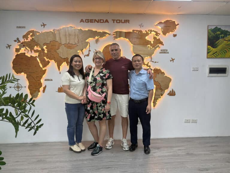 Photo de groupe devant une carte du monde lumineuse.