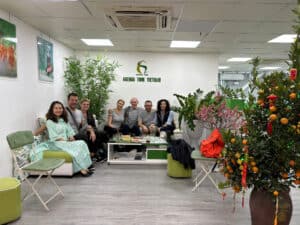 Photo d'un groupe de touristes dans un bureau d'agence de voyage Vietnam, décoré avec un sapin de No.