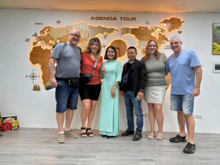 Photo de groupe à l'agence Agenda Tour Vietnam.