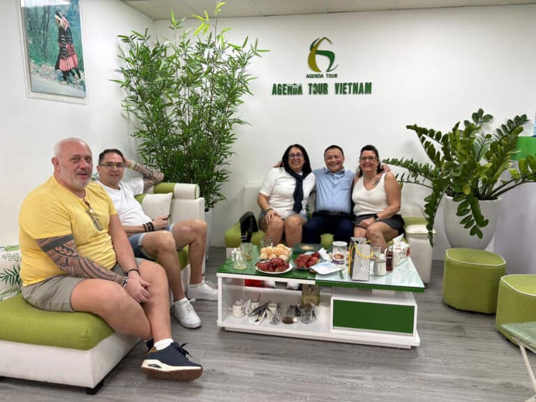 Photo de groupe dans le bureau d'Agenda Tour Vietnam, agence spécialisée dans les circuits au Vietna.