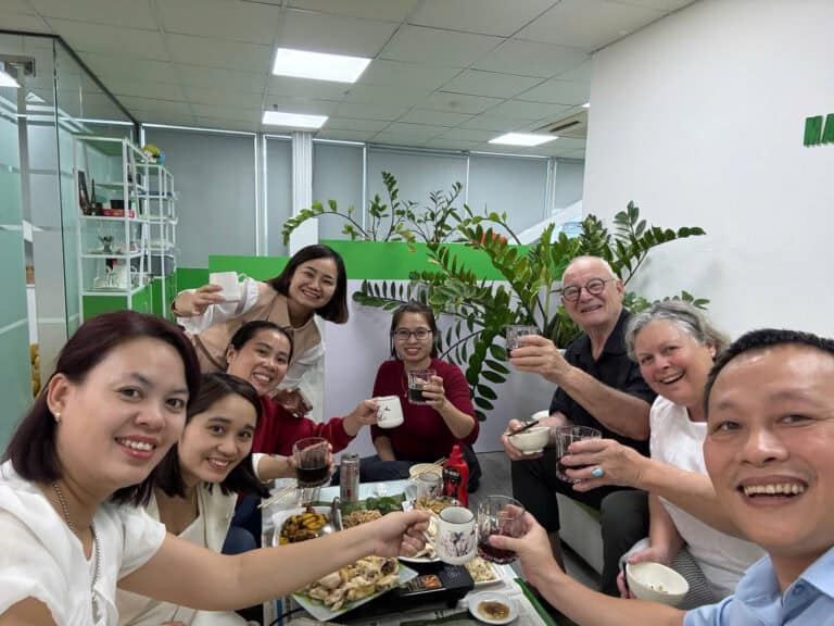 Groupe de touristes dégustant des desserts vietnamiens dans un restaurant.