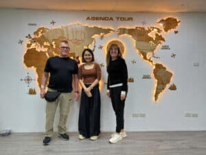 Voyageurs devant la carte du monde d'Agenda Tour Vietnam, spécialiste des circuits et voyages au Vie.