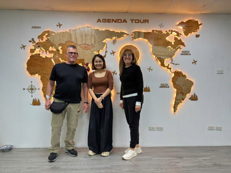 Voyageurs devant la carte du monde d'Agenda Tour Vietnam, spécialiste des circuits et voyages au Vie.
