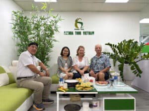 Voyage d'affaires avec des partenaires d'Agenda Tour Vietnam à l'intérieur de leur bureau.