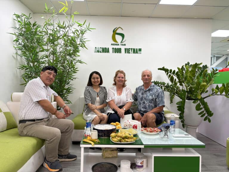Groupe de touristes souriants dans les bureaux d'Agenda Tour Vietnam, agence de voyage au Vietnam.