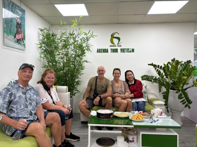 Photo de groupe avec touristes à l'agence Agenda Tour Vietnam.