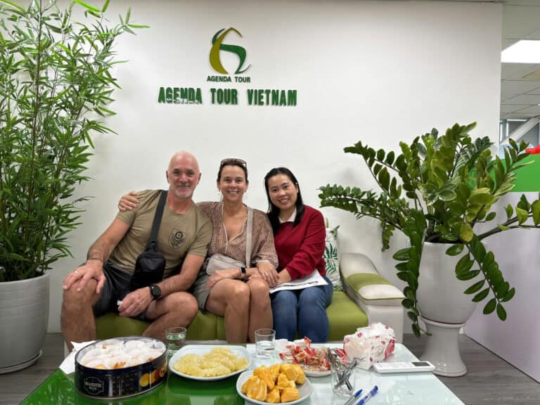 Photo de clients satisfaits à l'agence de voyage Vietnam.
