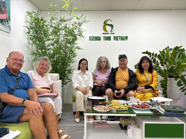 Balade touristique Vietnam avec groupe.