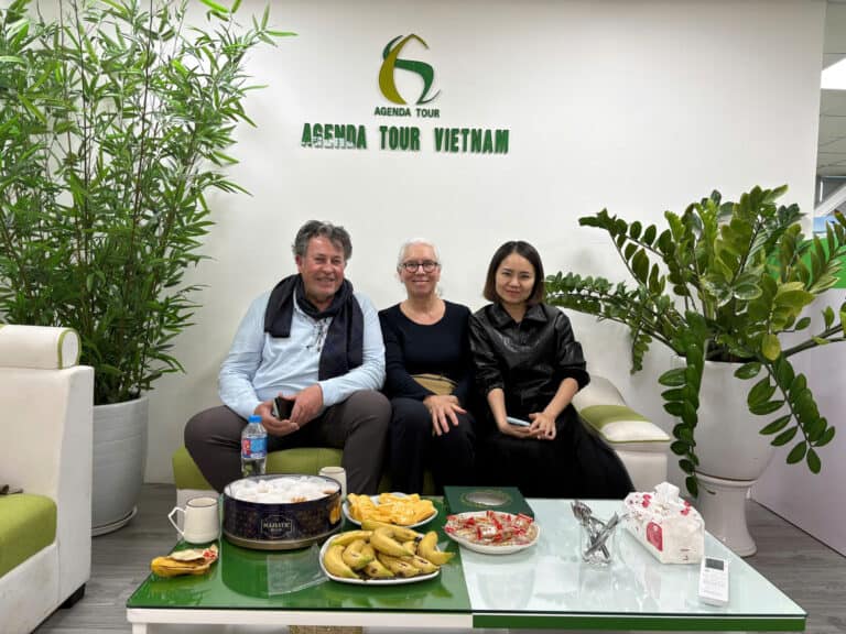 Voyageurs souriants lors d'une rencontre avec l'équipe d'Agenda Tour Vietnam, agence spécialisée dan.