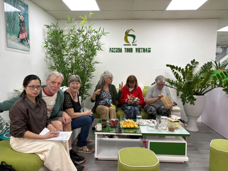 Groupe de touristes en attente dans le hall d'Agenda Tour Vietnam.