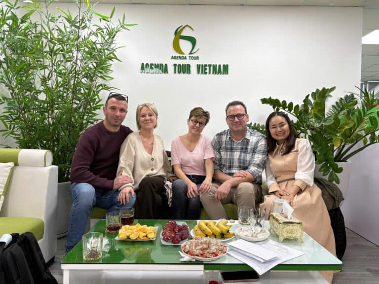 Photo de groupe chez Agenda Tour Vietnam, spécialiste des circuits et voyages au Vietnam.